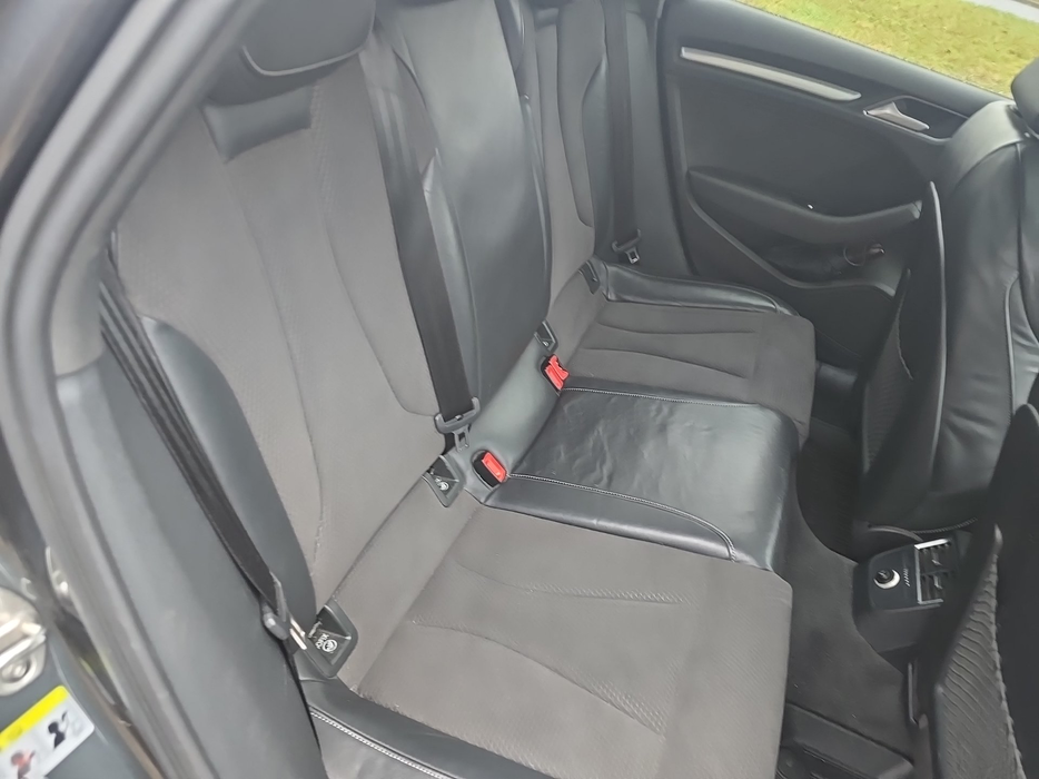 Zdjęcie kanapy tylnej z prawej strony