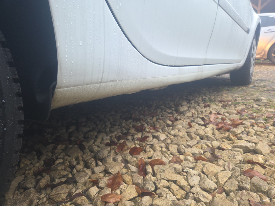 Zdjęcie progu tylnego prawego od dołu po przekątnej