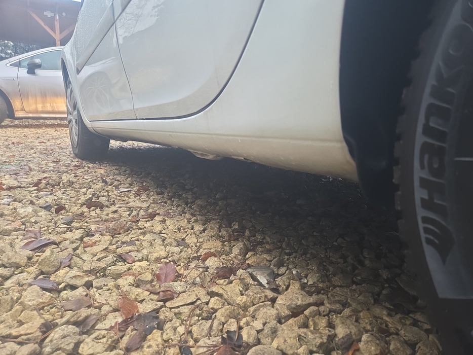 Zdjęcie progu tylnego lewego od dołu po przekątnej