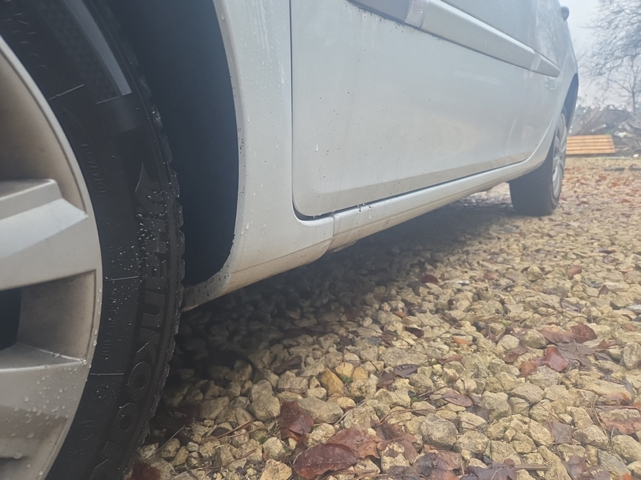 Zdjęcie progu przedniego lewego od dołu po przekątnej