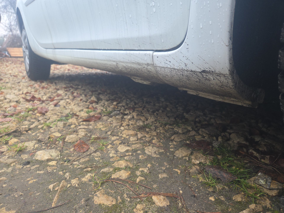 Zdjęcie progu przedniego prawego od dołu po przekątnej