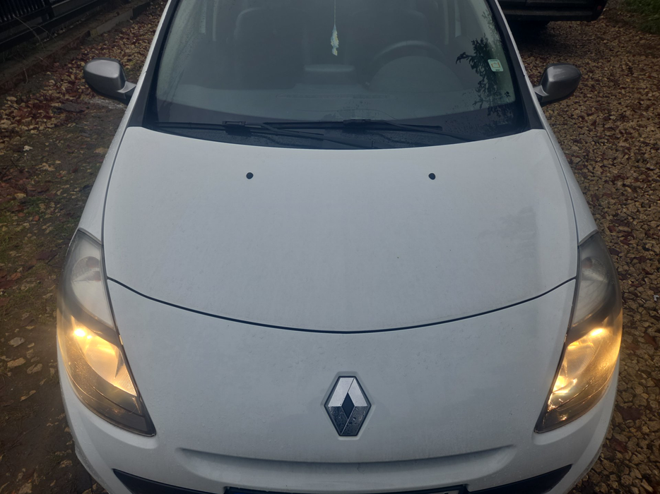 Zdjęcie pokrywy komory silnika