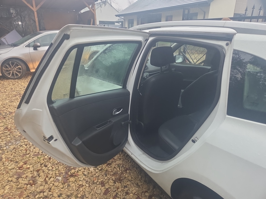 Zdjęcie wnętrza od kierowcy, tył