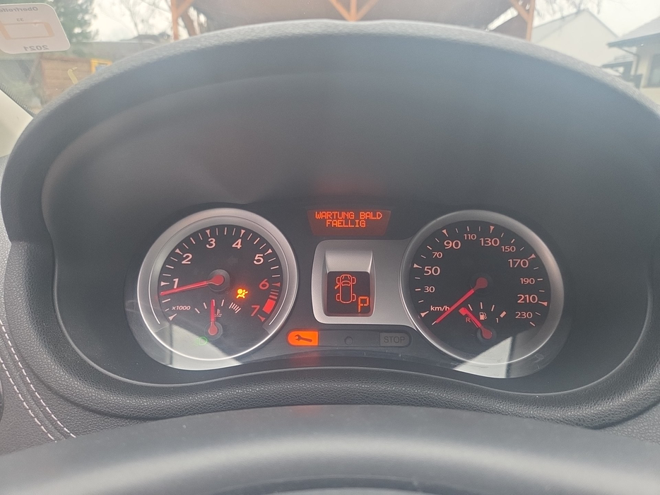 Zdjęcie zegarów i kontrolek po uruchomieniu silnika