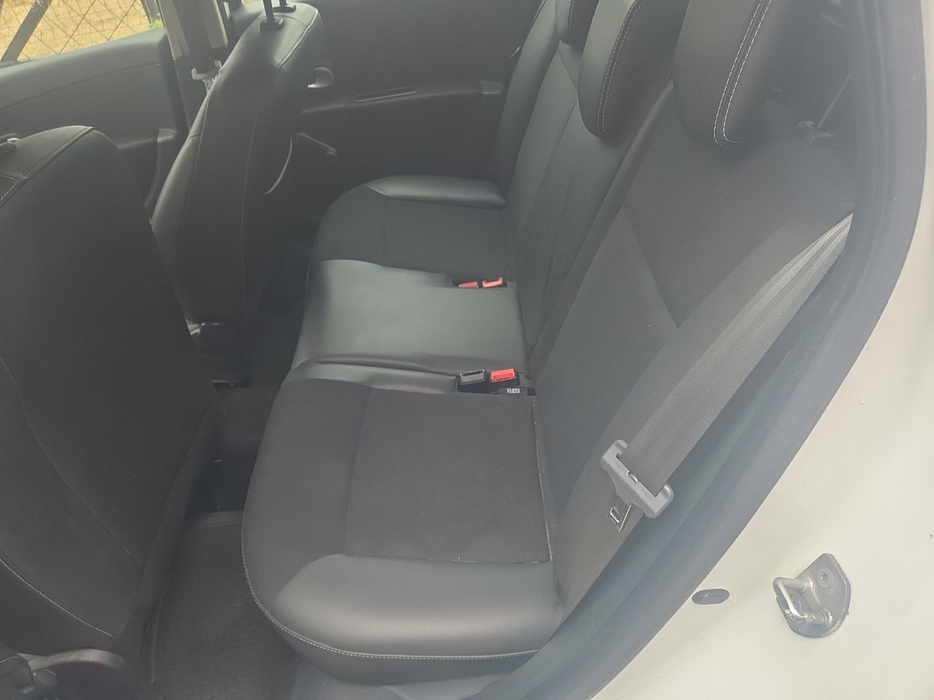 Zdjęcie kanapy tylnej z lewej strony