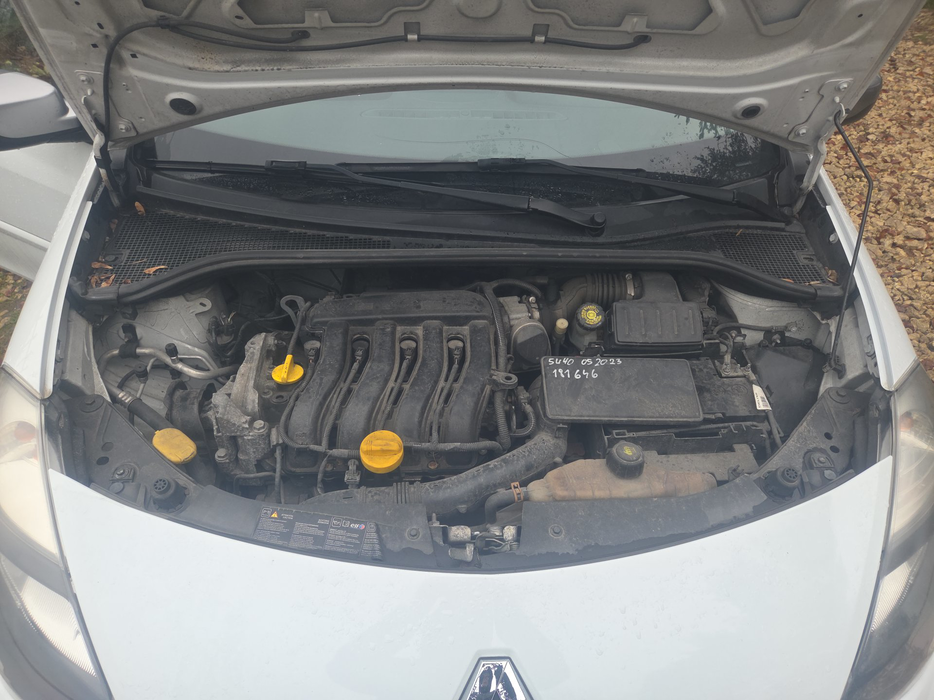 Zdjęcie wnętrza komory silnika