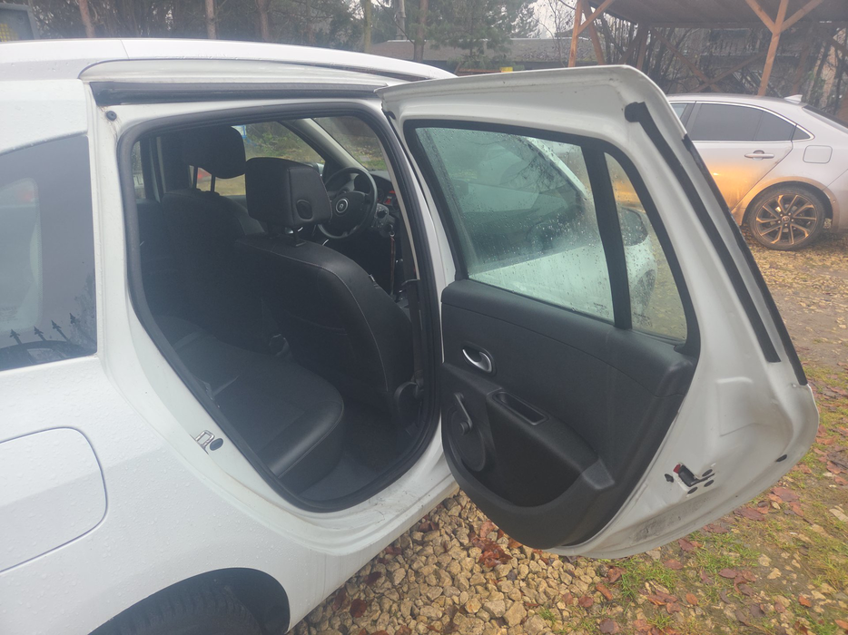 Zdjęcie wnętrza od pasażera, tył