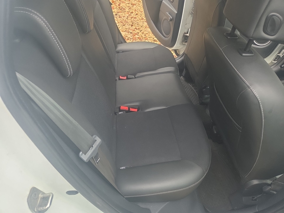 Zdjęcie kanapy tylnej z prawej strony