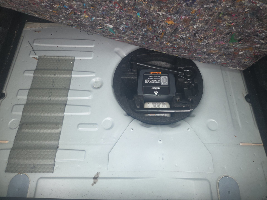 Zdjęcie przestrzeni pod wykładziną bagażnika