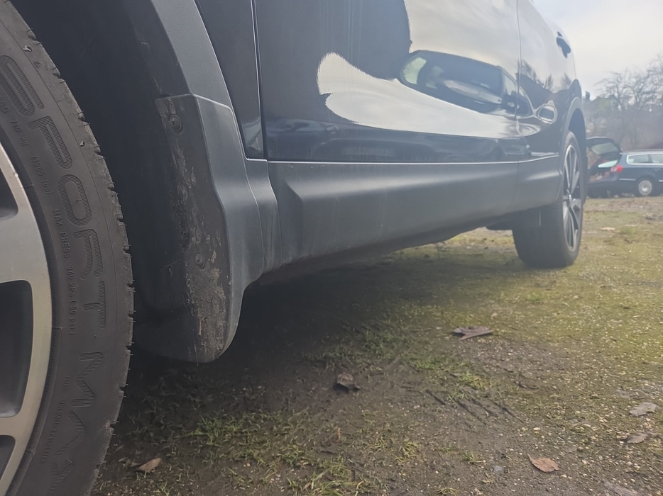 Zdjęcie progu przedniego lewego od dołu po przekątnej