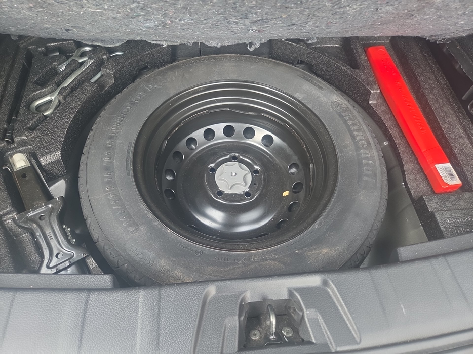 Zdjęcie przestrzeni pod wykładziną bagażnika