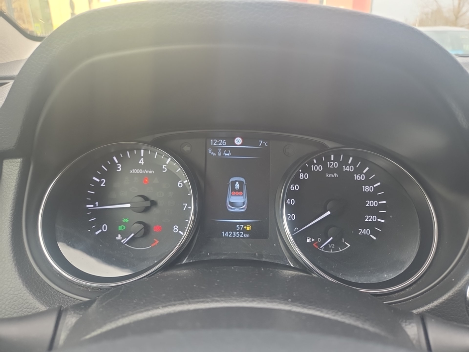 Zdjęcie zegarów i kontrolek po uruchomieniu silnika