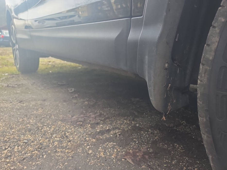 Zdjęcie progu przedniego prawego od dołu po przekątnej