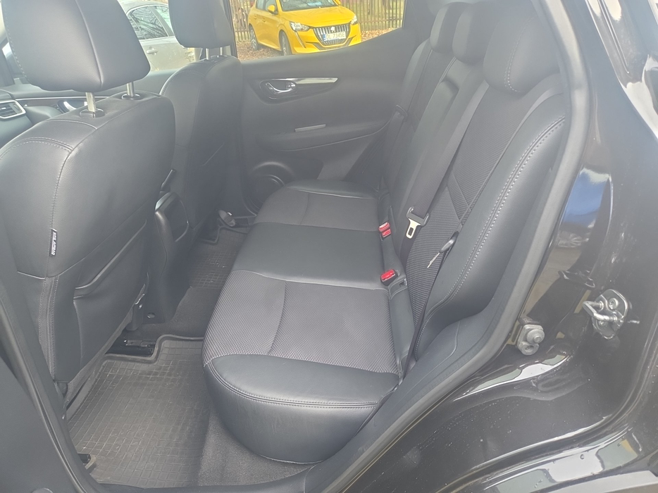 Zdjęcie kanapy tylnej z lewej strony