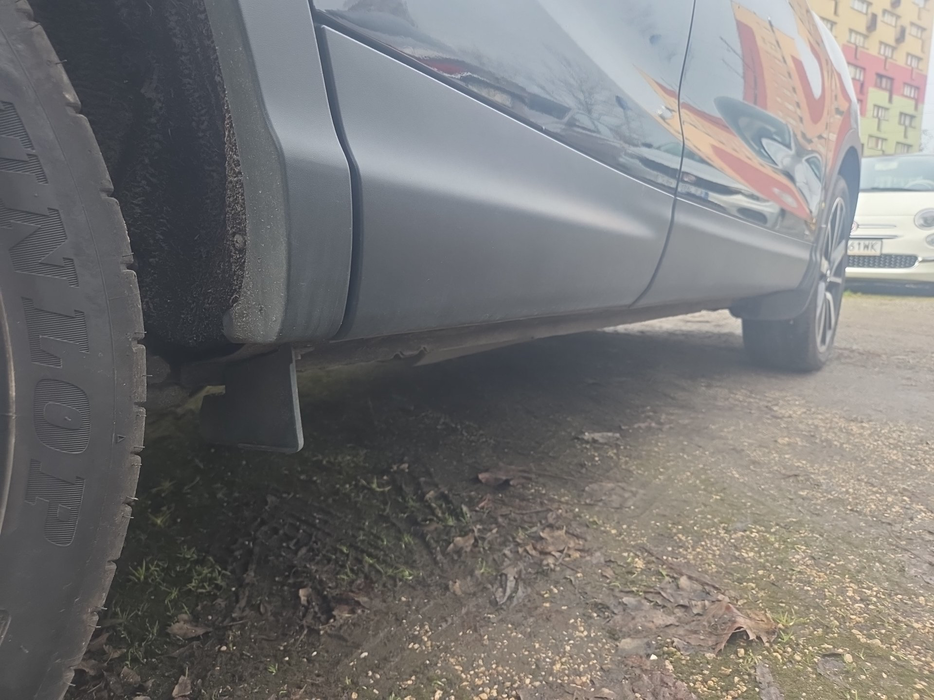 Zdjęcie progu tylnego prawego od dołu po przekątnej