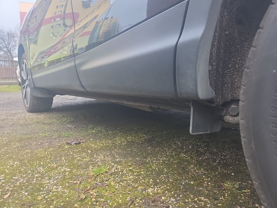 Zdjęcie progu tylnego lewego od dołu po przekątnej