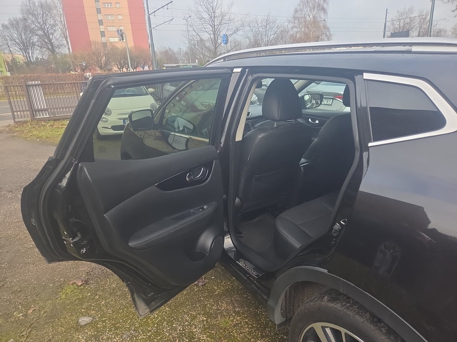 Zdjęcie wnętrza od kierowcy, tył