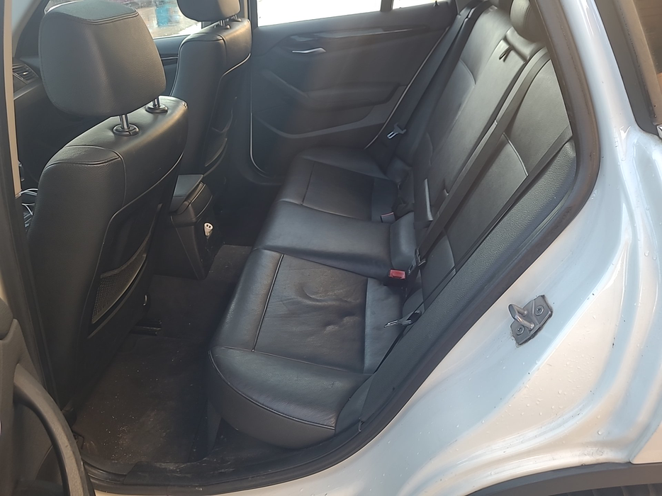 Zdjęcie wnętrza od kierowcy, tył