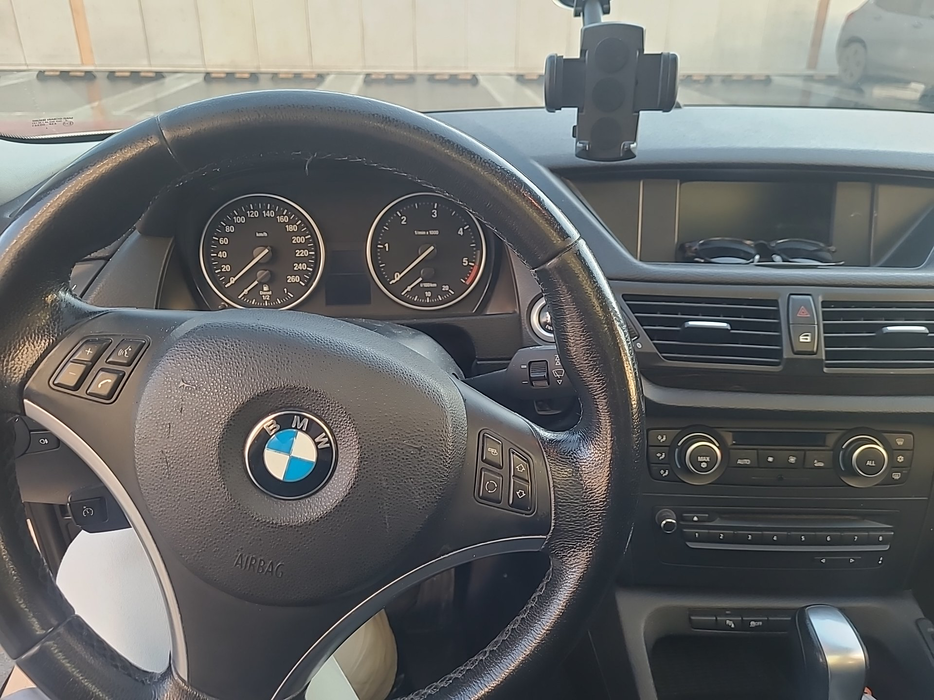 Zdjęcie kokpitu i kierownicy