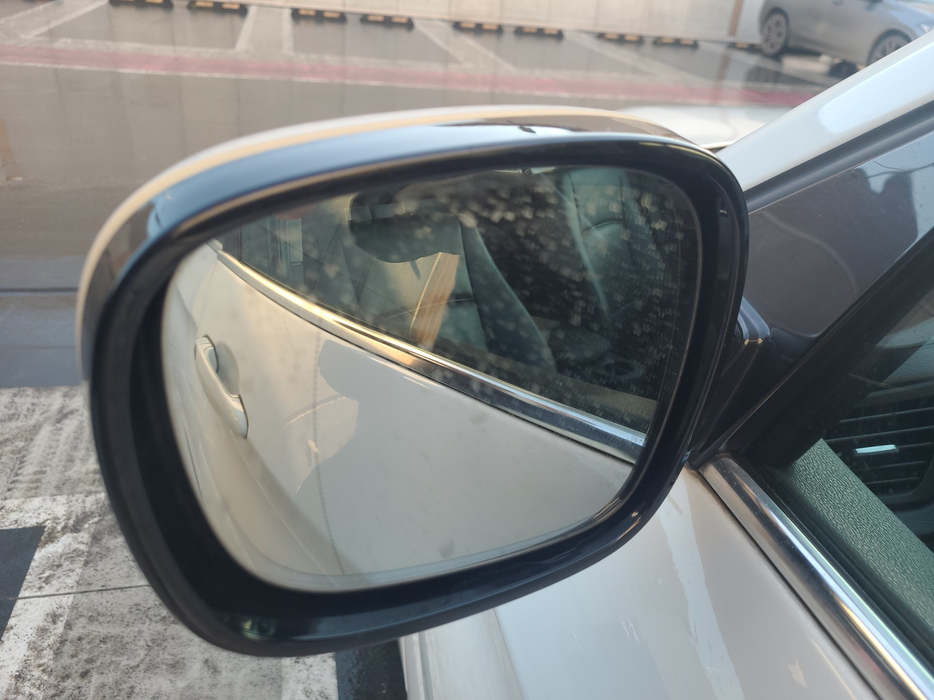 Zdjęcie zwierciadła lusterka lewego