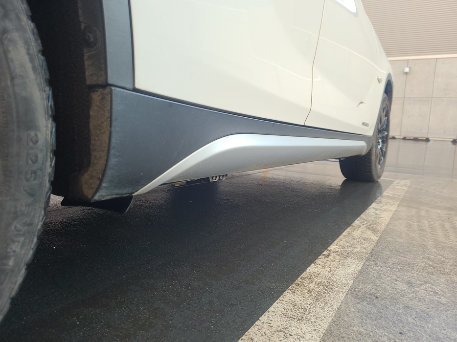 Zdjęcie progu tylnego prawego od dołu po przekątnej