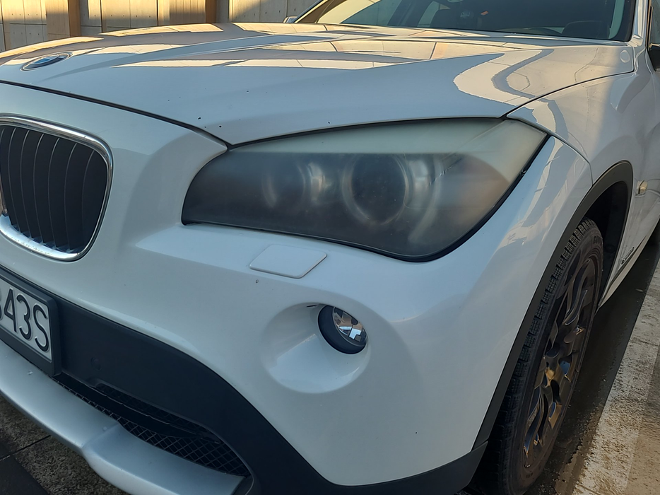 Zdjęcie oświetlenia przedniego i dolnego lewego