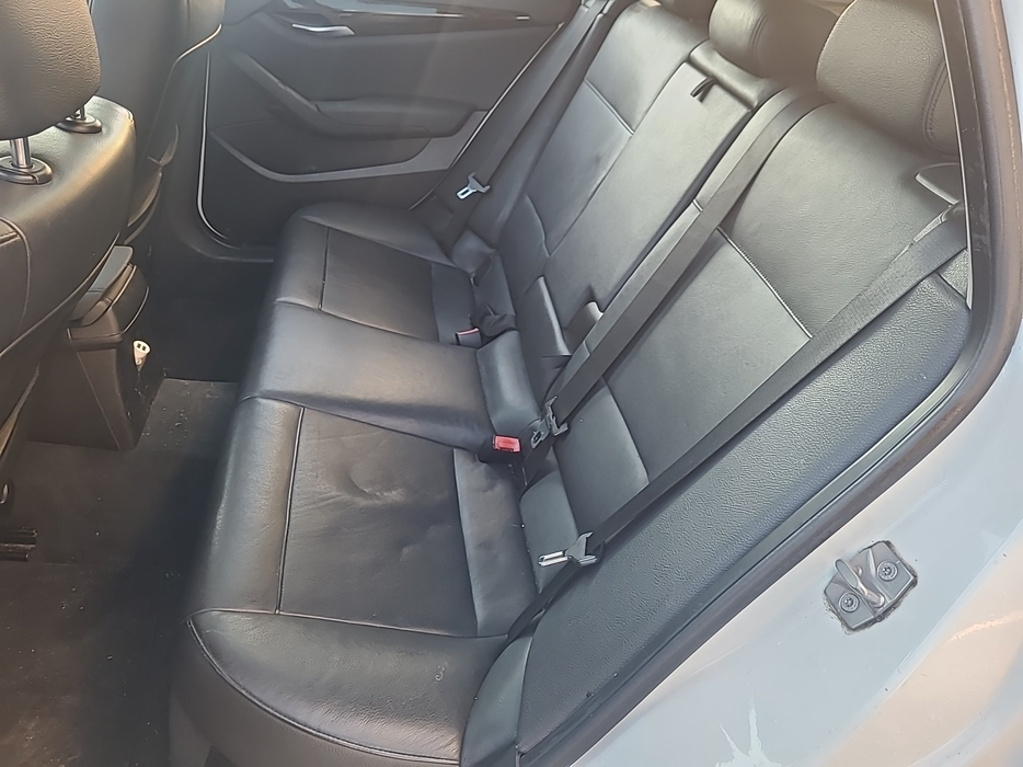 Zdjęcie kanapy tylnej z lewej strony