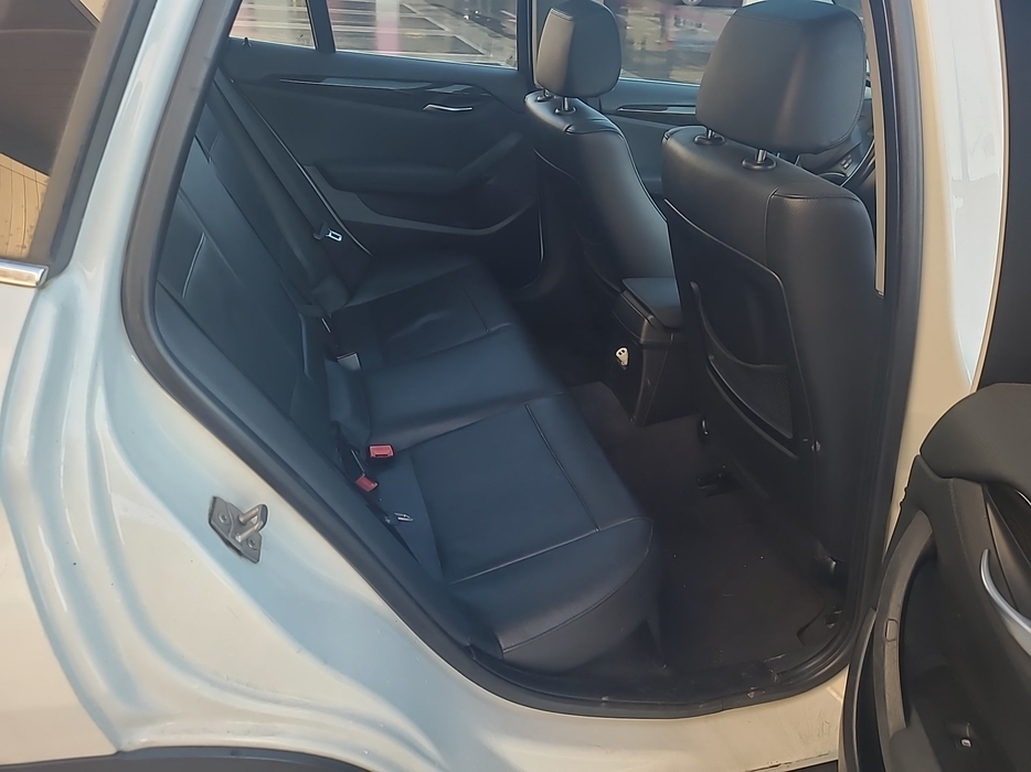 Zdjęcie wnętrza od pasażera, tył