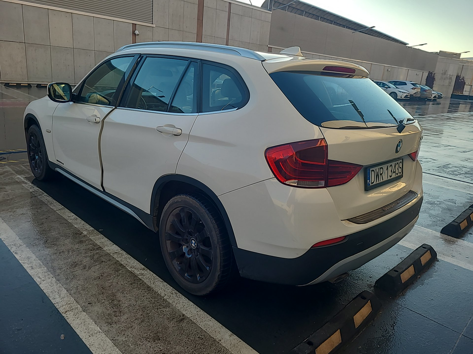 Zdjęcie po ukosie, lewy tył