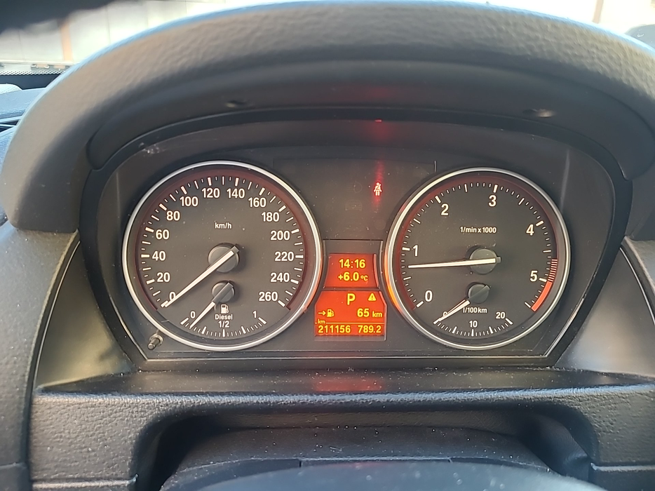 Zdjęcie zegarów i kontrolek po uruchomieniu silnika