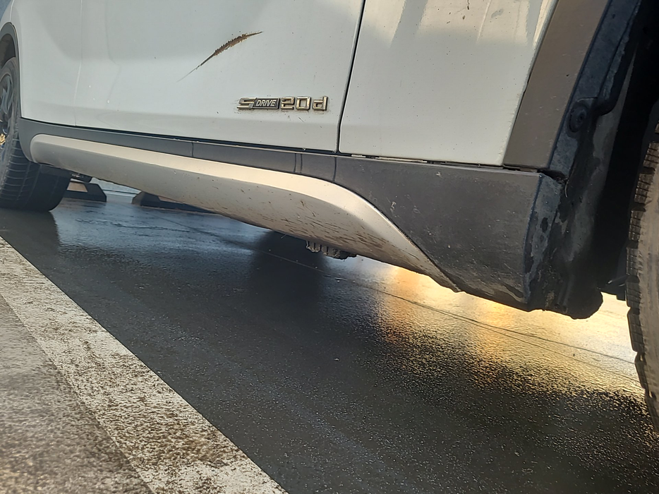 Zdjęcie progu przedniego prawego od dołu po przekątnej