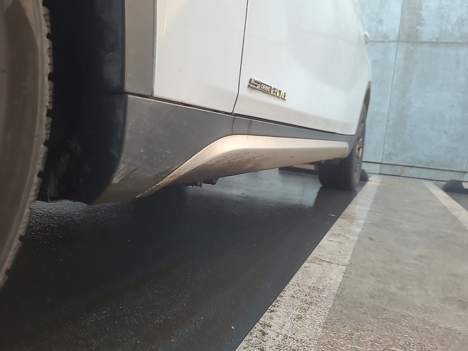 Zdjęcie progu przedniego lewego od dołu po przekątnej