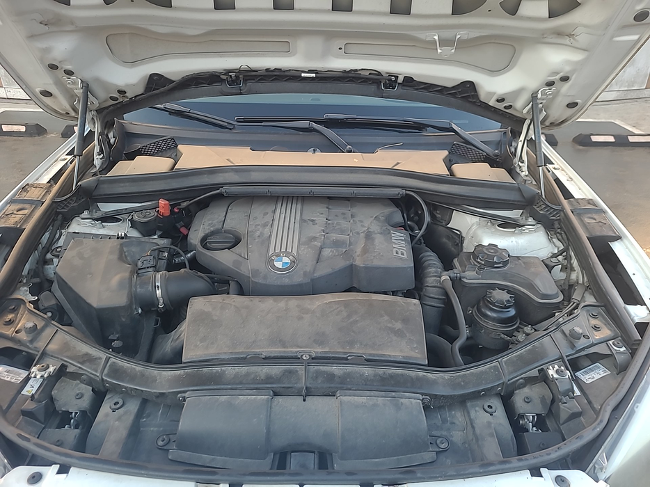 Zdjęcie wnętrza komory silnika