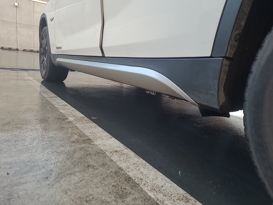 Zdjęcie progu tylnego lewego od dołu po przekątnej