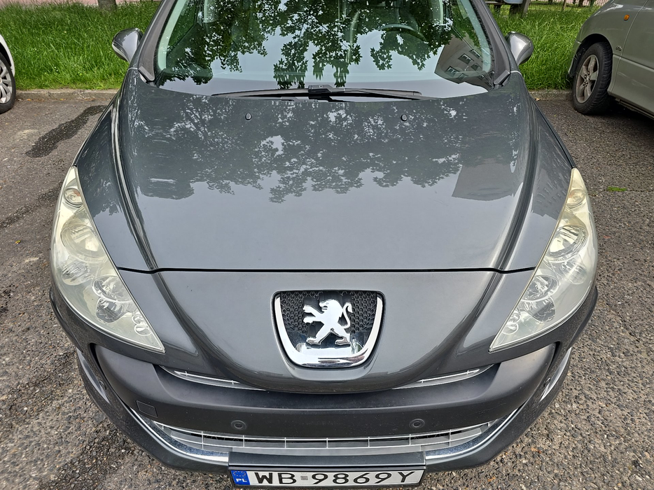 Zdjęcie pokrywy komory silnika