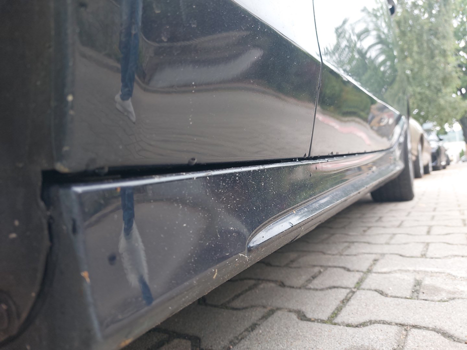 Zdjęcie progu przedniego lewego od dołu po przekątnej