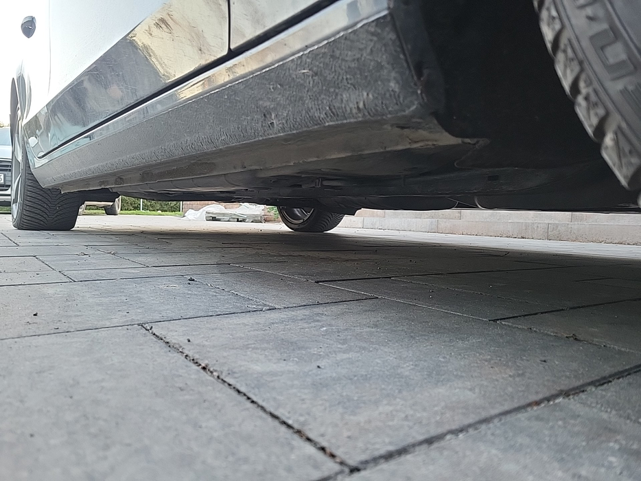 Zdjęcie progu przedniego prawego od dołu po przekątnej