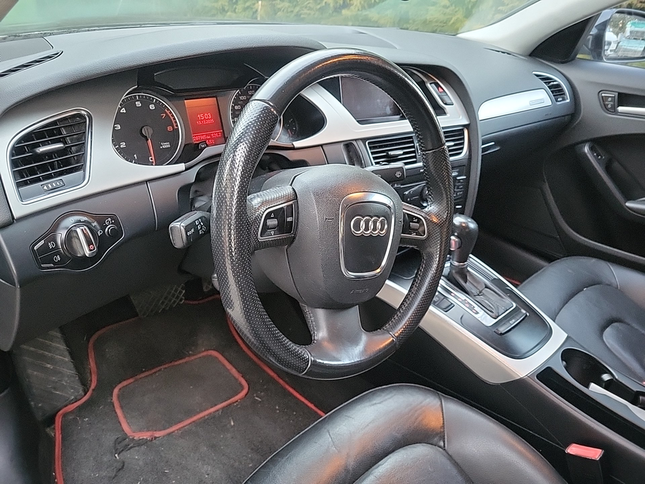 Zdjęcie kokpitu i kierownicy