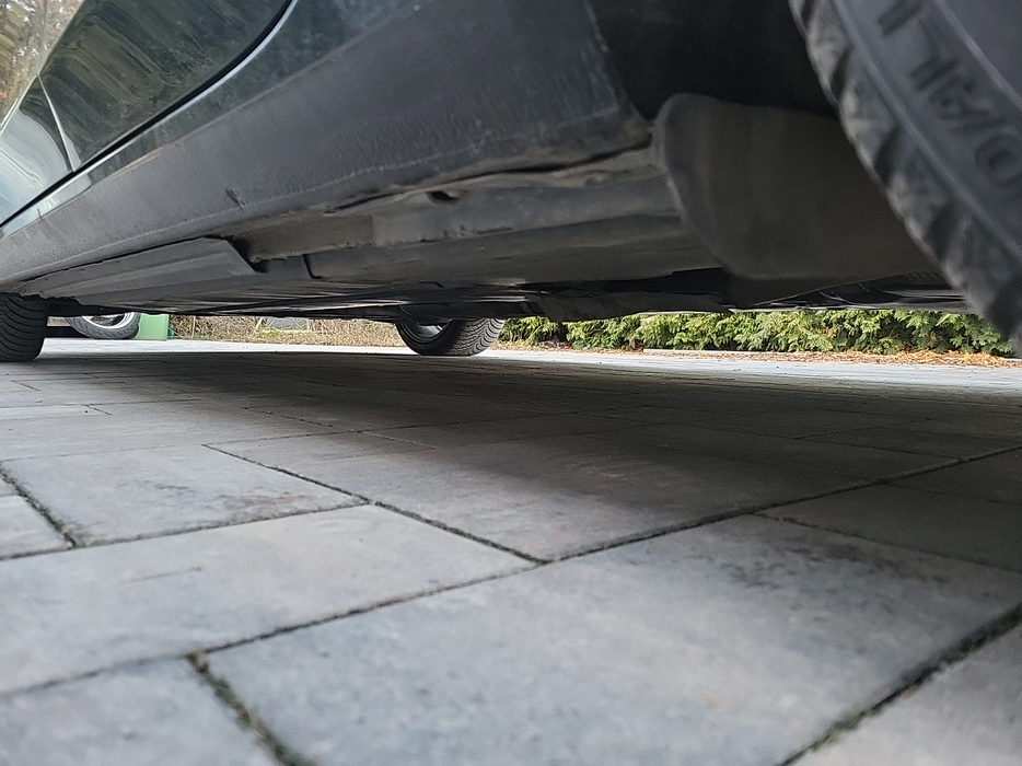 Zdjęcie progu tylnego lewego od dołu po przekątnej