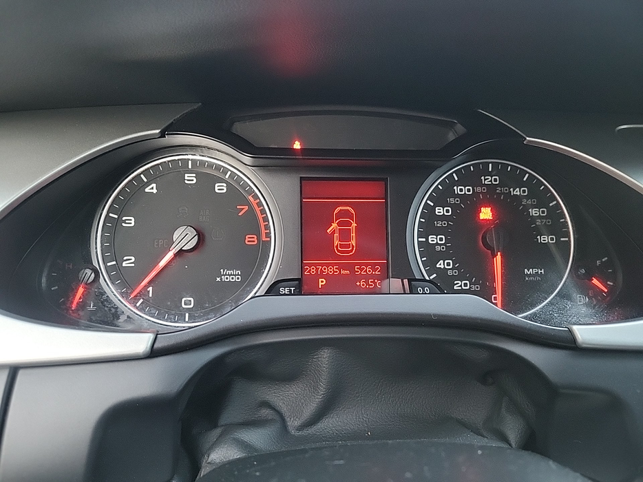 Zdjęcie zegarów i kontrolek po uruchomieniu silnika