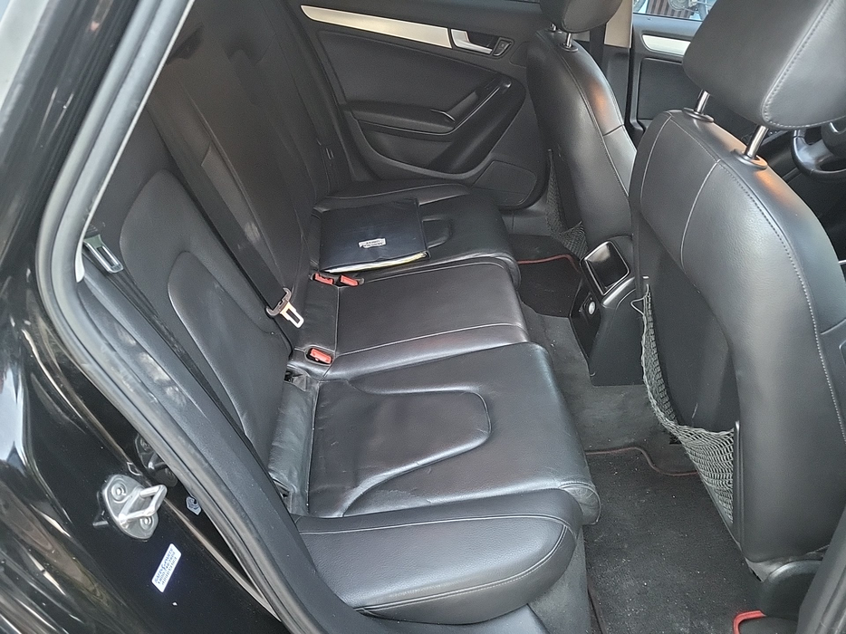 Zdjęcie kanapy tylnej z prawej strony