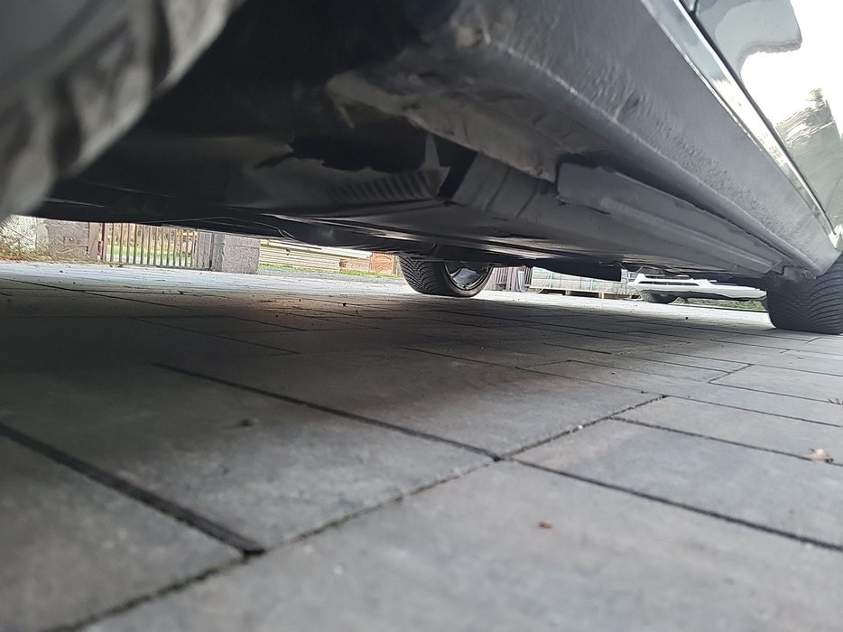 Zdjęcie progu przedniego lewego od dołu po przekątnej