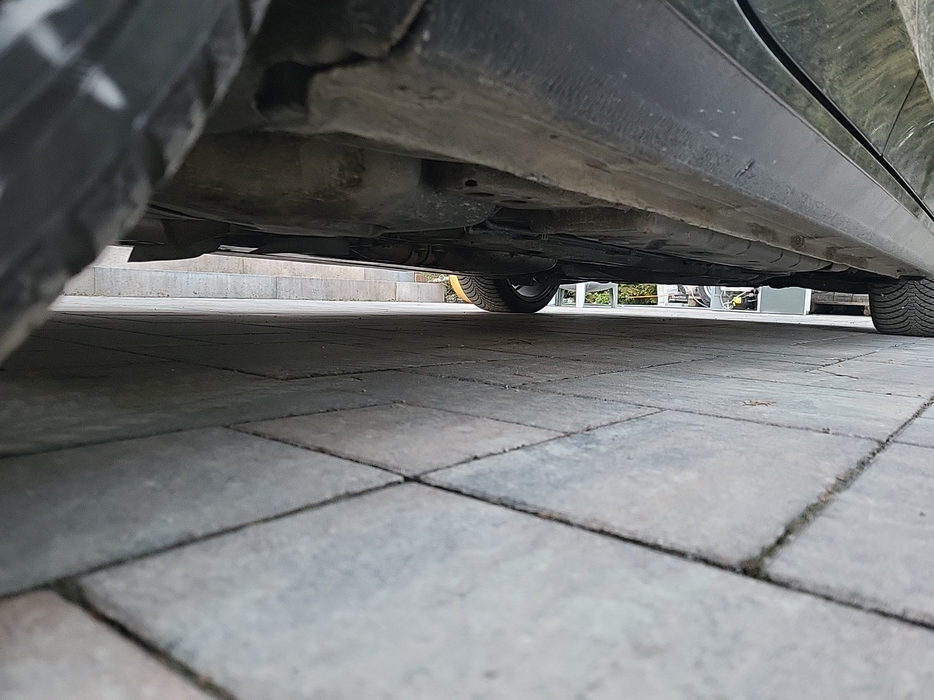 Zdjęcie progu tylnego prawego od dołu po przekątnej