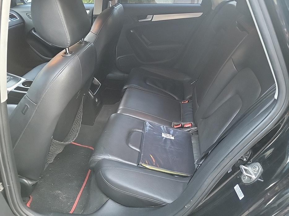 Zdjęcie kanapy tylnej z lewej strony