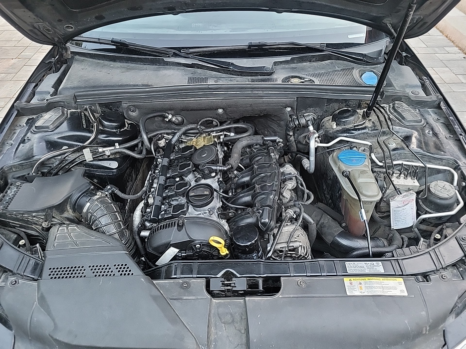 Zdjęcie wnętrza komory silnika