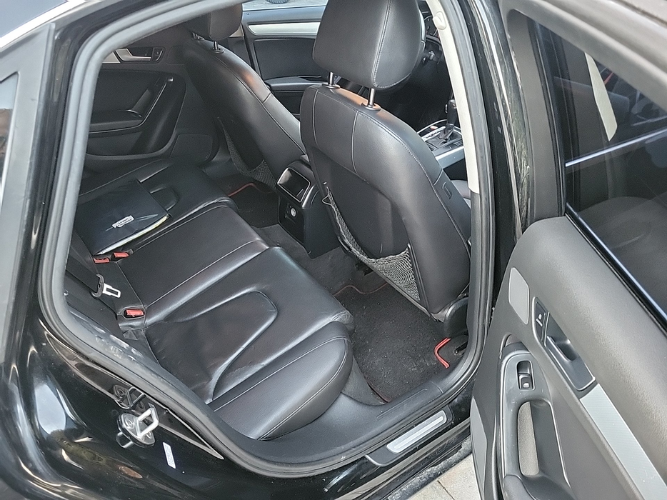 Zdjęcie wnętrza od pasażera, tył