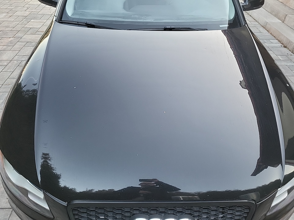 Zdjęcie pokrywy komory silnika