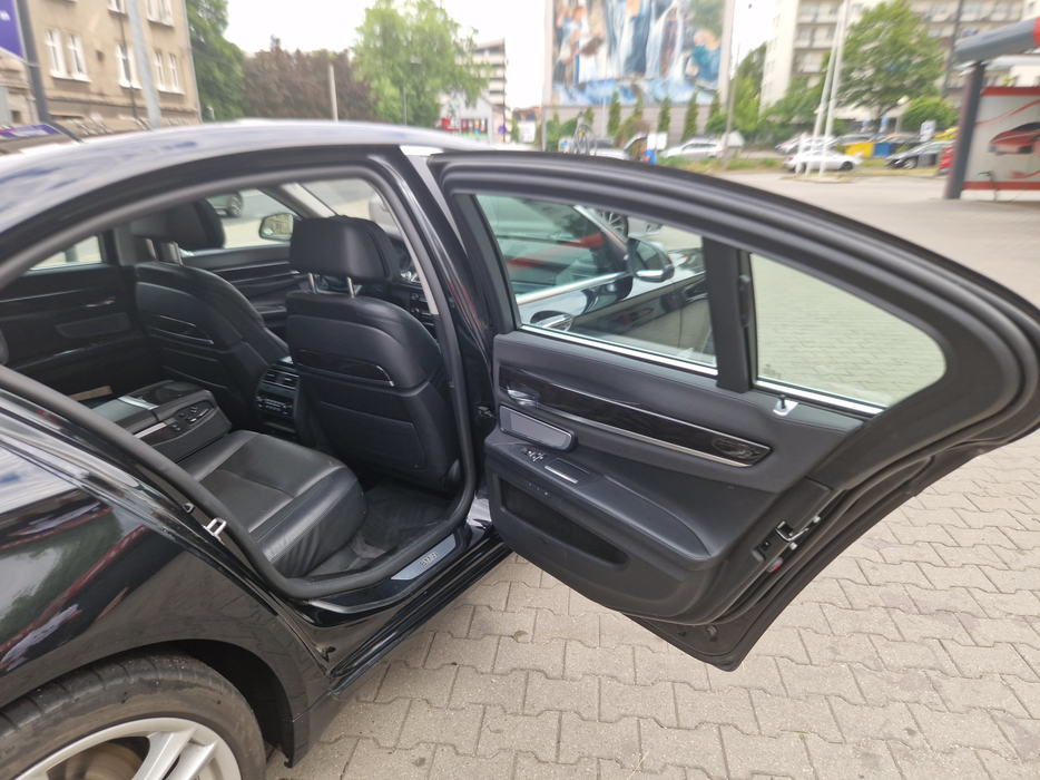 Zdjęcie wnętrza od pasażera, tył