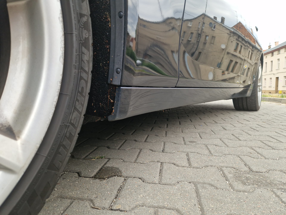Zdjęcie progu przedniego lewego od dołu po przekątnej