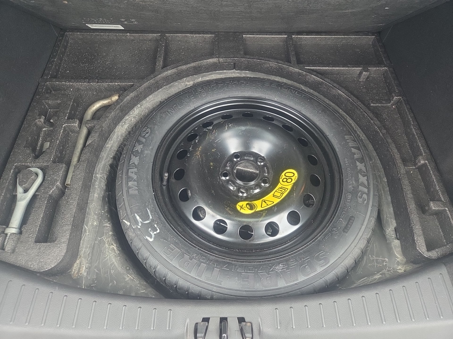 Zdjęcie przestrzeni pod wykładziną bagażnika